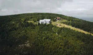 Gdzie są góry izerskie? Odkryj ich tajemnice i atrakcje