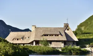 Ile kosztuje nocleg w schronisku? Ceny i zniżki, które musisz znać